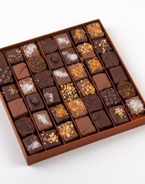 Assortiment de 42 chocolats pralinés et ganaches présenté dans une élégante boîte cadeau "Laia".